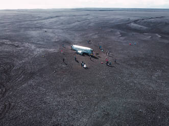 Flugzeug in dunkler Wüste in Island - ADSF06423