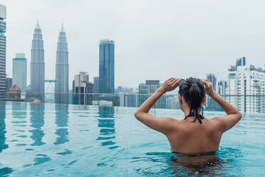 Asiatische Frau entspannt im Pool - ADSF06435