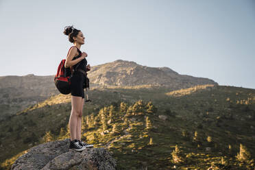 Junge Frau mit Rucksack genießt die Natur - ADSF06466