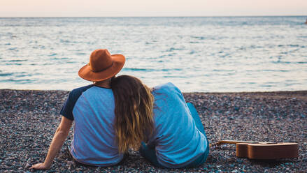 Ehepaar mit Gitarre am Strand - ADSF06518