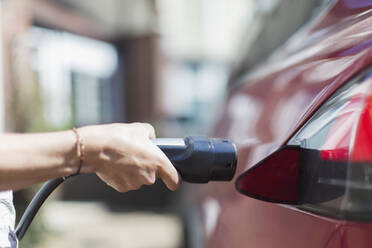 Nahaufnahme Frau beim Aufladen eines Elektroautos - CAIF28832