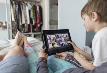 POV-Familie mit digitalem Tablet im Videochat mit Freunden im Bett - CAIF28850