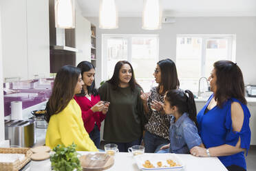 Indische Frauen reden und kochen in der Küche - CAIF29007