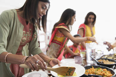 Indische Frauen in Saris servieren Essen - CAIF29025