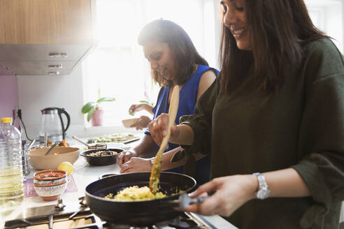 Indische Frauen kochen Essen in der Küche - CAIF29077