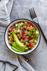 Schüssel mit vegetarischem Quinoa-Salat mit Kichererbsen, Avocado, Gurke, Tomate, Zwiebel und Petersilie - SARF04605