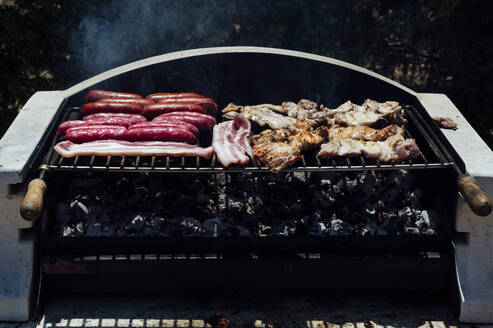 Nahaufnahme von Fleisch auf einem Grill im Hof - JCMF01056