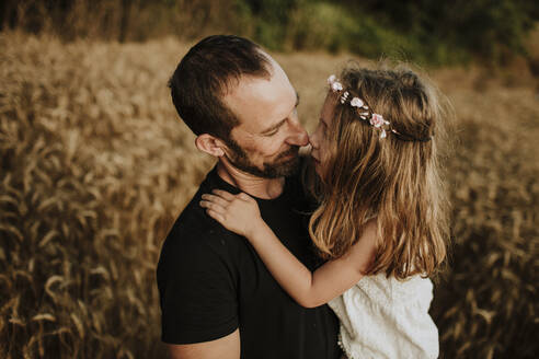 Vater und Tochter schaffen gemeinsam wunderbare Erinnerungen in der Weizenfarm - GMLF00346
