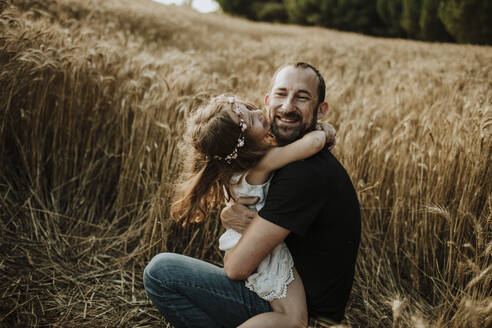Tochter verbringt einen glücklichen Moment mit ihrem Vater in einer Weizenfarm - GMLF00348