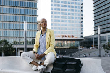 Businesswoman looking away in city - JRFF04639