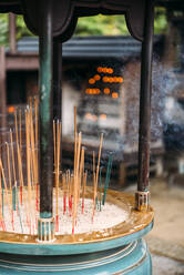 Japan, Kyoto, Räucherstäbchen vor einem Tempel - EHF00637