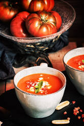 Tomaten-Gazpacho, serviert mit Ei und Schinken in Tassen - ADSF06600