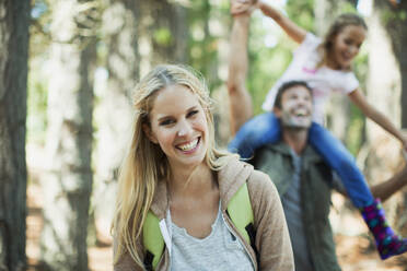 Lächelnde Frau mit Familie im Wald - CAIF29126