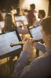 Oboist spielt im Orchester - CAIF29165