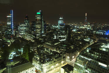 Blick auf das nächtliche Londoner Stadtbild, Vereinigtes Königreich - CAIF29237