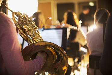 Frau spielt Waldhorn im Orchester - CAIF29422