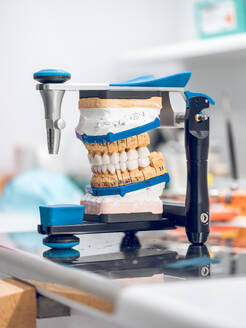 Zahnersatz mit Keramikzähnen auf einem Halter in einem modernen Dentallabor. - ADSF07064