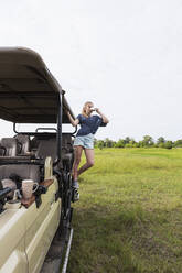 Dreizehnjähriges Mädchen im Safarifahrzeug, Botswana - MINF14703