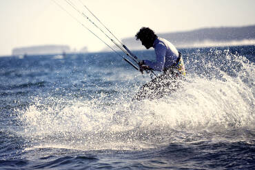 Seitenansicht eines Mannes beim Kitesurfen auf dem Meer. - MINF14839