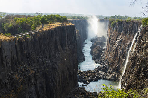 Victoria Falls von der sambischen Seite aus gesehen, tiefe Schlucht mit senkrechten Wänden, Wasserfall mit Sturzbächen aus weißem Wasser. - MINF14885