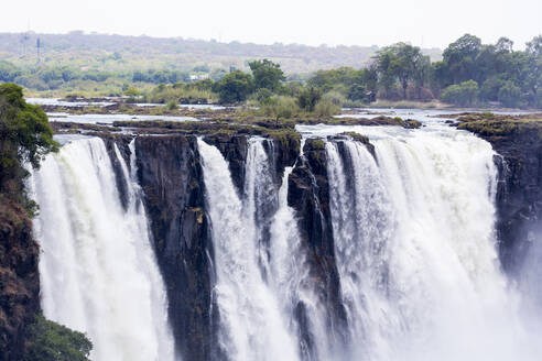 Victoria Falls, Wasserfall am Sambesi-Fluss, Kaskaden von Wasser, die über eine steile Klippe stürzen. - MINF14886