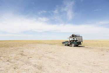 Safari-Fahrzeuge, Kalahari-Wüste, Makgadikgadi-Salzpfannen, Botswana - MINF14994