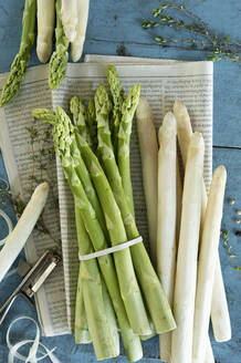 Bundles of white and green asparagus - ASF06642