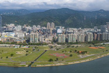 Taiwan, Taipeh, Stadt und Tamsui-Fluss, Luftaufnahme - RUNF04010