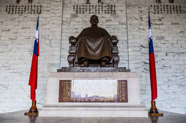 Taiwan, Taipeh, Statue von Chiang Kai-shek im Hauptraum der Gedenkhalle - RUNF04011