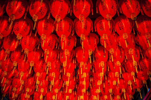 Taiwan, Taipeh, Rote Papierlaternen hängen im buddhistischen Tempel auf dem Shilin-Nachtmarkt - RUNF04013