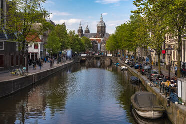 Niederlande, Nordholland, Amsterdam, Binnenstad-Kanal mit Basilika St. Nikolaus im Hintergrund - TAMF02635