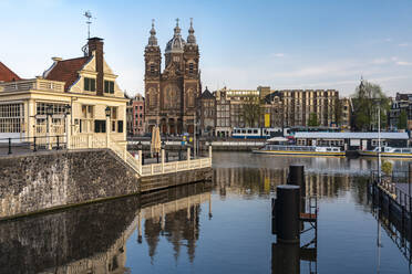 Niederlande, Nordholland, Amsterdam, Stadtkanal mit Basilika St. Nikolaus im Hintergrund - TAMF02638