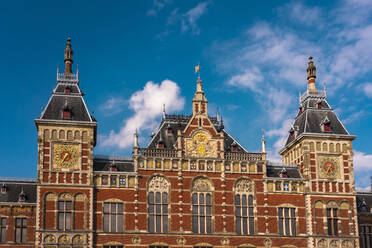 Niederlande, Nordholland, Amsterdam, Verziertes Äußeres des Amsterdamer Centraal-Bahnhofs - TAMF02642