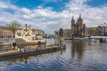 Niederlande, Nordholland, Amsterdam, Stadtkanal mit Basilika St. Nikolaus im Hintergrund - TAMF02643