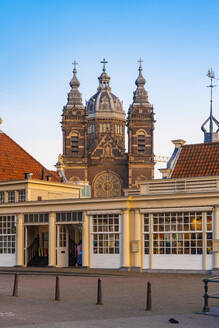 Niederlande, Nordholland, Amsterdam, Straße vor der St.-Nikolaus-Basilika - TAMF02646