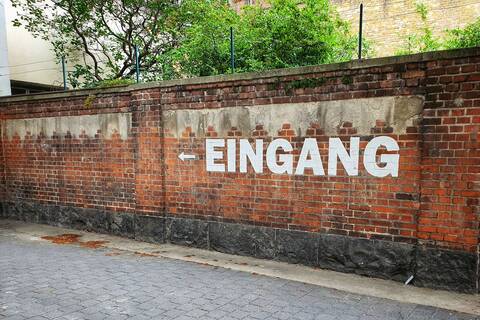 Deutschland, Berlin, Text auf verwitterte Ziegelwand gemalt, lizenzfreies Stockfoto