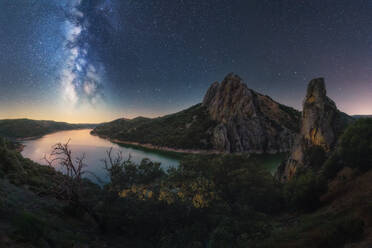 Milchstraße und Sterne über dem Fluss Tejo im Naturpark Monfrague - CAVF87469