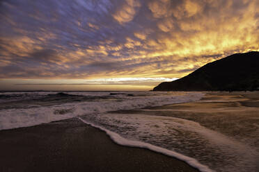 Farbenfroher Sonnenuntergang am Strand - CAVF87473