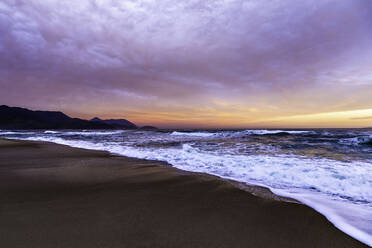 Farbenfroher Sonnenuntergang am Strand - CAVF87475