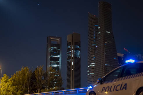 Skyline von Madrid mit der Polizei in der Nähe - CAVF87480