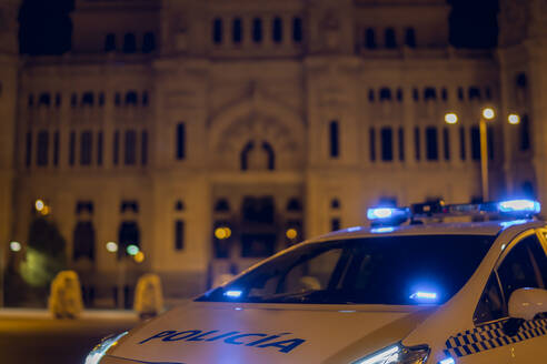 Polizeiauto auf Streife in der Stadt - CAVF87481