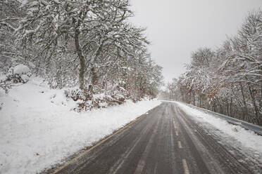 Verschneite Straße im Winter im Hochgebirge - CAVF87494