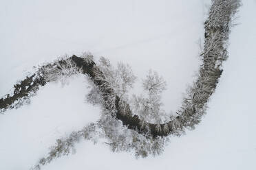 Verschneite Flusskurve aus der Vogelperspektive - CAVF87496