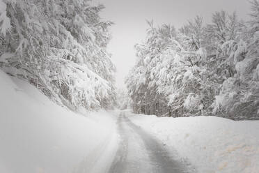 Verschneite Extremstraße im Hochgebirge - CAVF87499