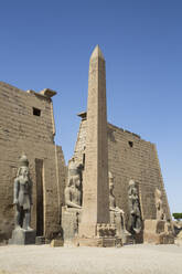 Kolosse von Ramses II. vor dem Pylon, Obelisk, Luxor-Tempel, UNESCO-Weltkulturerbe, Luxor, Theben, Ägypten, Nordafrika, Afrika - RHPLF16251