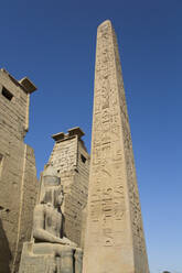 Koloss von Ramses II. vor dem Pylon, Obelisk, Luxor-Tempel, UNESCO-Weltkulturerbe, Luxor, Theben, Ägypten, Nordafrika, Afrika - RHPLF16252