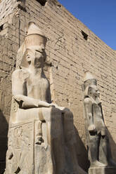 Kolosse von Ramses II vor dem Pylon, Luxor-Tempel, UNESCO-Weltkulturerbe, Luxor, Theben, Ägypten, Nordafrika, Afrika - RHPLF16253