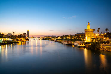 Sonnenuntergang am Torre del Oro (Goldener Turm), einem Wachturm am Ufer des Flusses Guadalquivir in Sevilla, Andalusien, Spanien, Europa - RHPLF16272