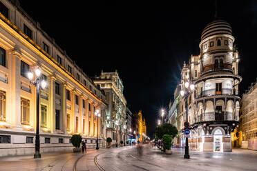 Die Lichter der Gebäude von Sevilla bei Nacht mit Blick auf die Avenida de la Constitucion in Richtung der Catedral de Sevilla, Sevilla, Andalusien, Spanien, Europa - RHPLF16274