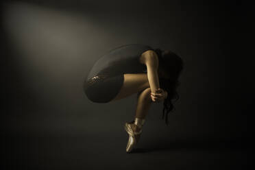 Tänzerin: Junge, elegante Balletttänzerin, bekleidet mit schwarzem Trikot, Schuhen und - CAVF87552